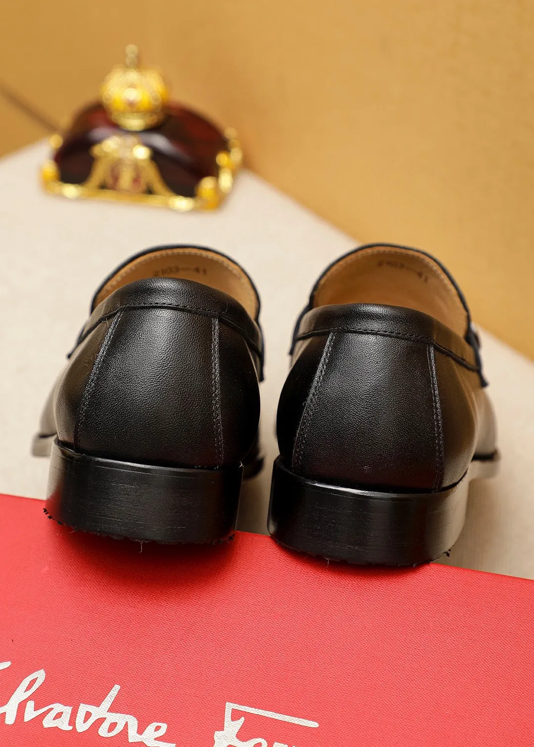 Men's shoes 💰460 💐 Product trademark: Ferragamo "Ferragamo" casual leather shoes Regular size: 38-44 (45.46🉑️customized) Product materials: Selected imported first-layer calfskin upper + luxury hardware buckle, imported water-dyed cowhide leather lining. Strong three-dimensional visual effect, original outsole color: 2⃣️seed leather materials optional